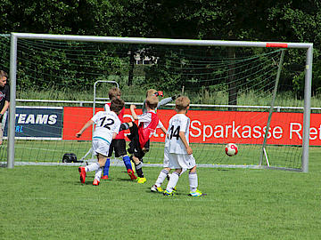 Jonas erzielt das 2:0 gegen SV Schöning.
